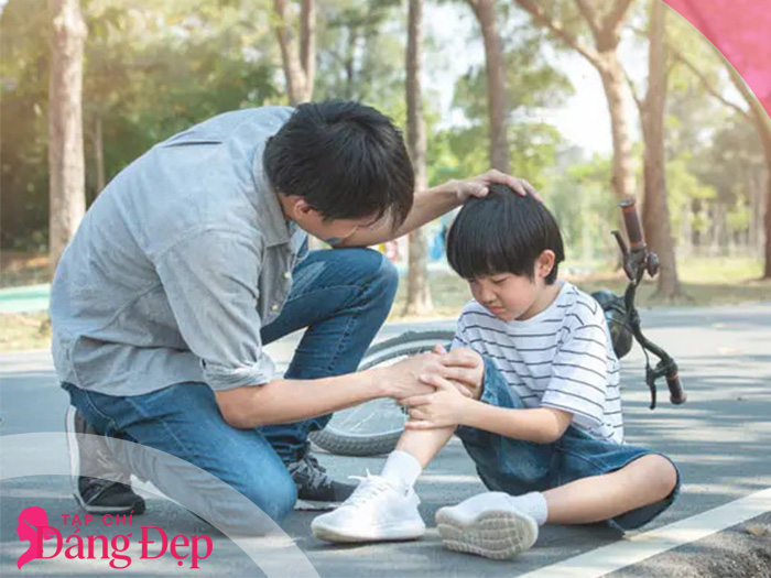 Cách xử lý khi trẻ bị ngã để không gây tổn thương tâm lý