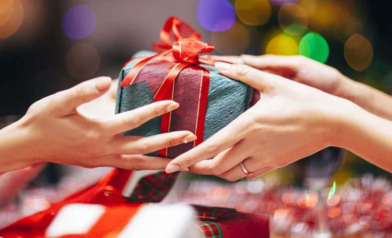 Tặng quà gì cho sếp nữ phù hợp môi trường công việc?