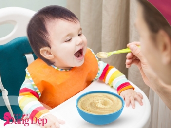 Cách cho bé ăn dặm đúng thời điểm giúp phát triển khỏe mạnh - Tạp chí Dáng Đẹp