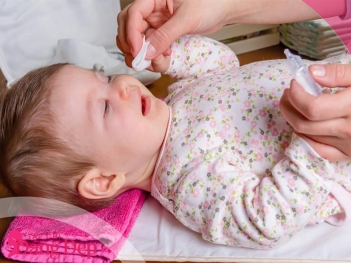 Cách rửa mũi cho trẻ đúng cách tránh sặc và nhiễm trùng - Tạp chí Dáng Đẹp
