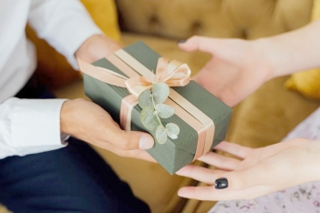 Tặng quà gì cho sếp nữ phù hợp môi trường công việc? - Tạp chí Dáng Đẹp