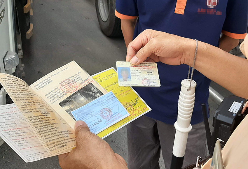 Không mang cà vẹt xe ô tô bị phạt bao nhiêu
